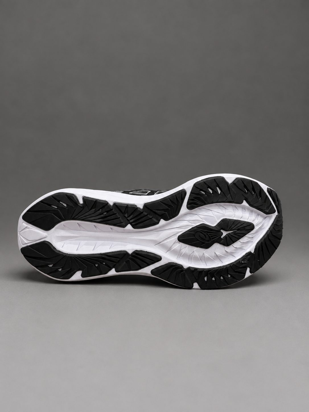 ASICS Novablast 4 — Black/White — Running & Comfort Shoes